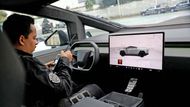 "Funkcí Cybertrucku je podpora všech technologických aspektů. Vůz je vybaven skenery pro detekci krádeží vozidel a dalšími vyspělými technologiemi, jako je internet," říká policejní mluvčí.