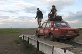 Nekonečné roviny v Kazachstánu uspávaly řidiče.