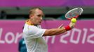 Belgický tenista Steve Darcis v utkání s Čechem Tomášem Berdychem na OH 2012 v Londýně.