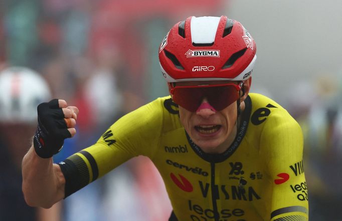 Jonas Vingegaard v cíli druhé etapy na Vueltě 2025