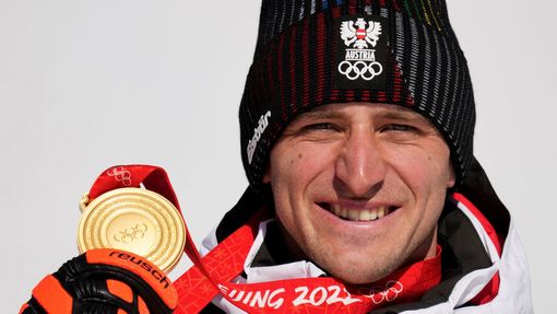 Matthias Mayer se zlatou olympijskou medailí ze Super-G.