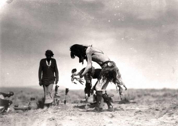 Podívejte se na unikátní magické kouzlo starých fotografií amerických indiánů jak je zachytil okolo roku 1900 fotograf Edward Sheriff Curtis.