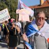 Odpůrci kancléřky Angely Merkelové u Pražského hradu
