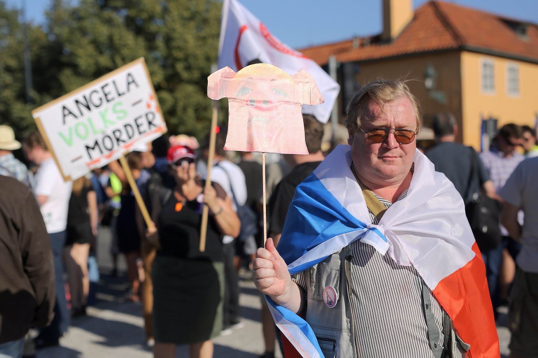 Odpůrci kancléřky Angely Merkelové u Pražského hradu