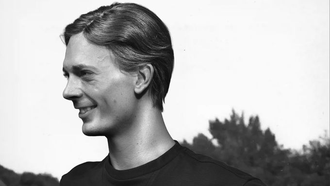 Petr Uhlík v roli atletky Zdeny Koubkové v chystané sérii Rekordwoman.