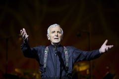 Charlesovi Aznavourovi je 93 let, v březnu ale opět zazpívá v Praze