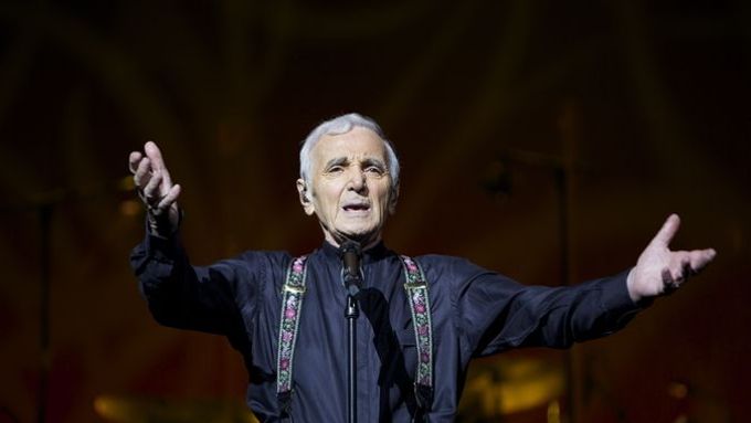 Charles Aznavour míří do Prahy.