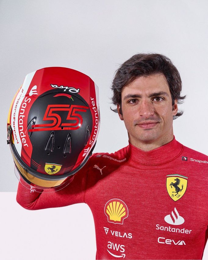 Helma pilota F1 Carlose Sainze, Ferrari (2022)