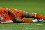 Zraněný nizozemský hráč Robin van Persie při utkání se Slovinskem.
