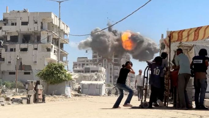 Z evakuované obytné budovy, kde byli ubytováni vysídlení Palestinci, stoupá kouř poté, co ji zasáhl izraelský letecký úder. Gaza City, 14. září 2025.