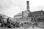V Černobylu přesouvají stavbaři kryt nad havarovaný reaktor