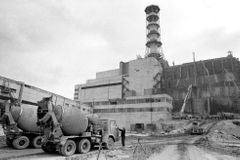 V Černobylu přesouvají stavbaři kryt nad havarovaný reaktor