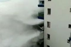 Video: Kanárské ostrovy bičovaly obří vlny. Smetly hotelové balkony i restaurace