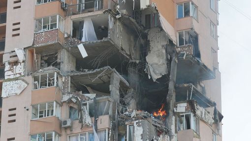 Střela zasáhla obytný dům v Kyjevě.