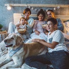 rodina sleduje tv, žena