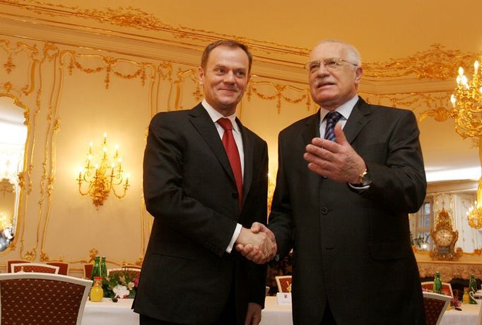 Polský premiér Donald Tusk se zdraví s prezidentem Václavem Klausem.