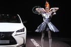 Paříž je nyní nejen městem módy, ale i aut. Autosalon má za sebou dva novinářské dny a otevírá se pro veřejnost. Modelka na stánku Lexus má šaty sladěné s tvarem přední masky nového modelu NX.