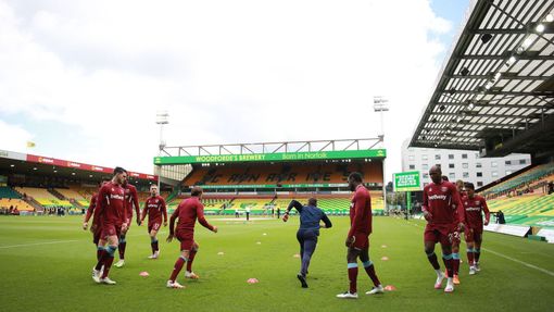 Hráči West Hamu se rozcvičují před zápasem na hřišti týmu Norwich City