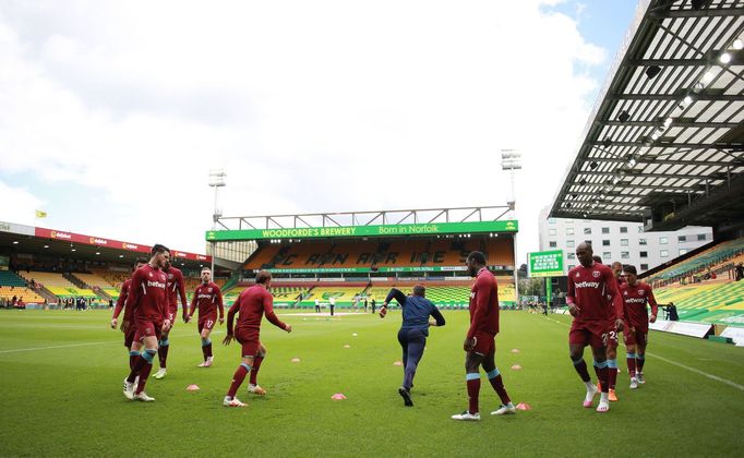 Hráči West Hamu se rozcvičují před zápasem na hřišti týmu Norwich City