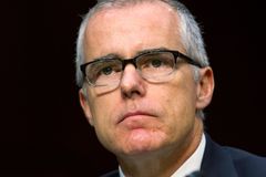 Exnáměstek ředitele FBI McCabe byl propuštěn z úřadu. Pokračující válka Trumpovy vlády, komentoval