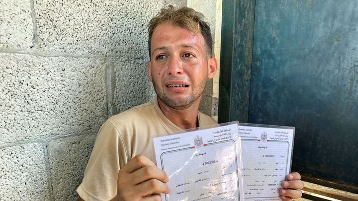 Novorozená dvojčata v Pásmu Gazy zemřela, když jejich otec vyzvedával rodný list