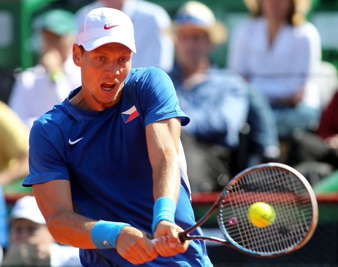 Český tenista Tomáš Berdych v semifinálovém utkání Davis Cupu 2012 s Argentincem Carlosem Berlocqem.