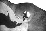 Skatepark v Šardžá ve Spojených arabských emirátech nabízí hru stínů i perspektivy. Autor: Ferdinand Bedana. Sportovec neznámý.