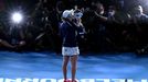 Ashleigh Bartyová slaví s trofejí na Australian Open 2022