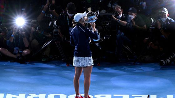 Ashleigh Bartyová slaví s trofejí na Australian Open 2022