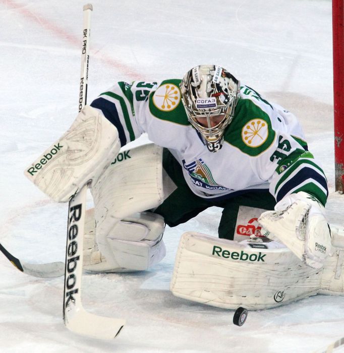 Finský brankář Iiro Tarkki už okusil NHL, ale letos musel vzít za vděk Ufou v KHL.