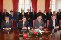 Koaliční smlouva podepsána, Česko je krok od nové vlády