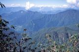 Bhútán to jsou hlavně vysoké hory a těžce prostupné průsmyky. Pouze na malý část země na jihu hory nedosáhly. Právě v té oblasti žijí bhútánští Nepálci. Soužití Nepálců s Bhútánci je zdrojem mnoha etnických sporů.