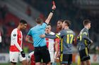 Guus Til dostává červenou kartu v zápase EL Slavia - Feyenoord