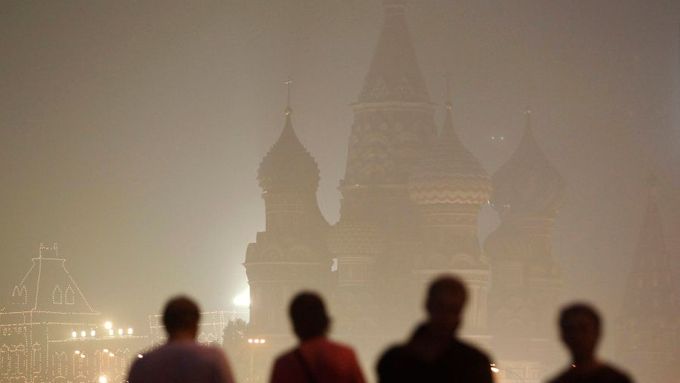 Moskvu zahalil dým z nedalekých požárů, starosta byl na dovolené.