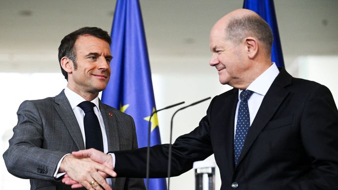 Francouzský prezident Emmanuel Macron s německým kancléřem Olafem Scholzem.