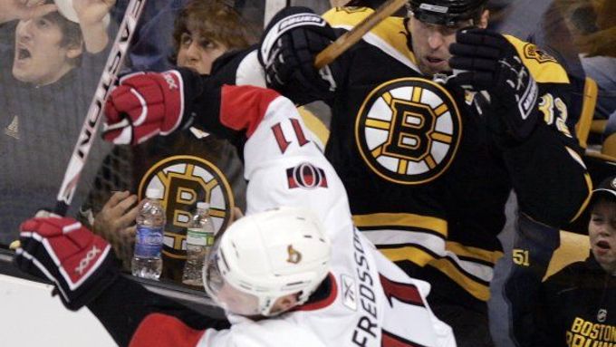 Švédský útočník Ottawy Daniel Alfredsson si troufnul vyšlápnout na slovenského obra Bostonu Zdena Cháru. V nájezdech pak zařídil rozhodující trefu.