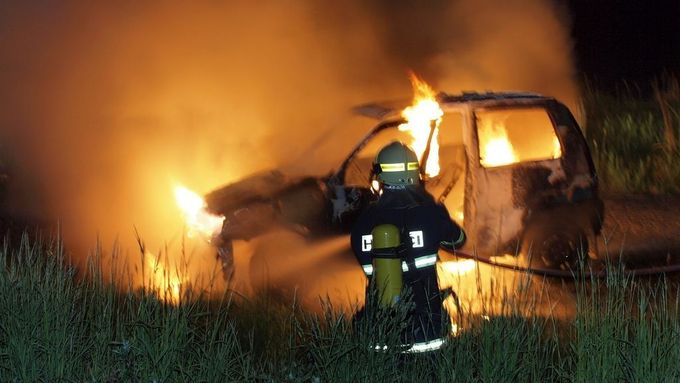 Plameny auto zcela zničily (ilustrační foto)