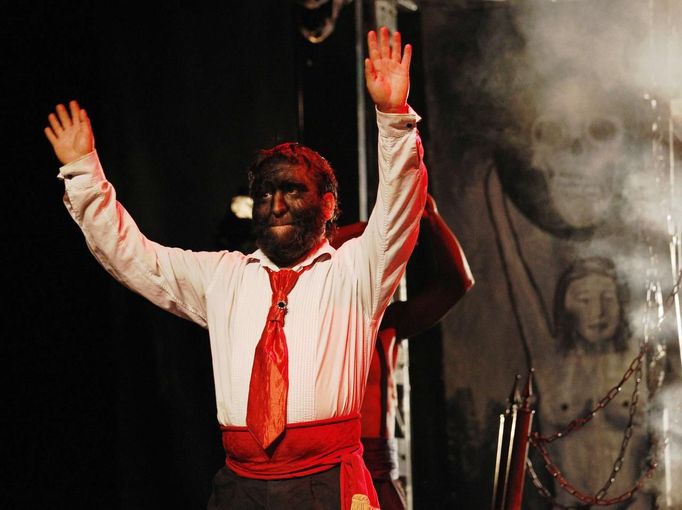 Performer Jesus Aceves (also known as Chuy), who has hypertrichosis, which is a skin condition where an abnormal amount of hair growth is present on the body, performs during a rehearsal for the Circus of Horrors at the Churchill Theatre in Bromley, south east London January 10, 2013. Circus of Horrors, former finalists on television program "Britain's Got Talent", have advertised for a wolf man or woman on government jobs website Directgov. The circus have a Mexican wolf man (who is Aceves), but new UK Border Agency rules meant that before a worker can be granted a certificate of sponsorship, the company must advertise the job in Britain. Picture taken January 10, 2013. REUTERS/Luke MacGregor (BRITAIN - Tags: ENTERTAINMENT HEADSHOT HEALTH SOCIETY IMMIGRATION BUSINESS EMPLOYMENT) Published: Led. 11, 2013, 10:12 dop.