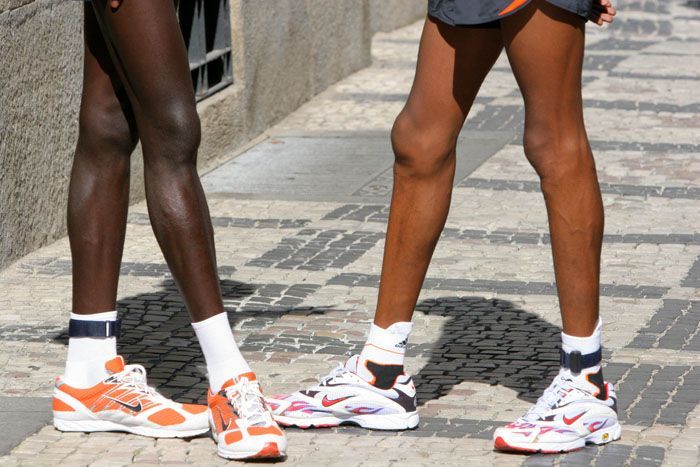 Běžci a běžkyně v ulicích Prahy