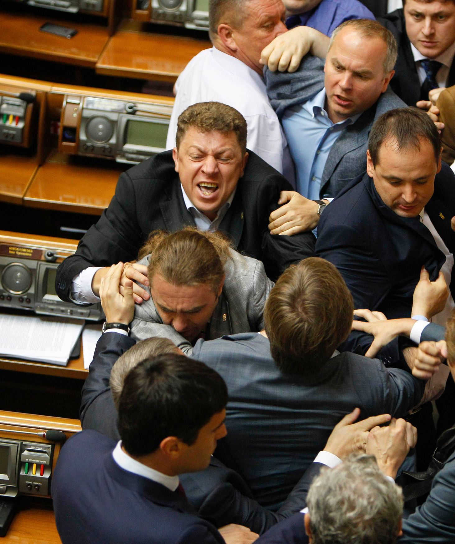 Ukrajina - rvačka v ukrajinském parlamentu