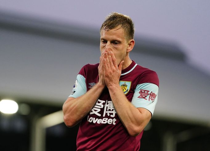 Matšj Vydra z Burnley v zápase na hřišti Fulhamu.