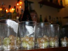 V ulicích španělských měst si můžete koupit kelímek s přesně odpočítanými 12 kuličkami vína
