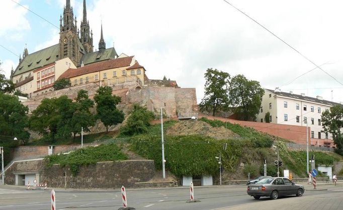 Málokdo (hlavně z těch mimobrněnských) tuší, že budova pod Petrovem u zastávky Nové Sady je vlastně krytem civilní obrany s délkou chodeb 900 metrů, třídou odolnosti 2 (tedy nejvyšší), třemi vchody a kapacitou až 2500 osob. Ražba štol započala hned po skončení války, kryt byl dokončen v roce 1955. Je určen hlavně pro širokou veřejnost pohybující se v době útoku v okolí nádraží. (Autor: Adam Nehudek)