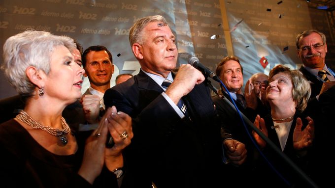 Premiér a předseda vládnoucí Chorvatské demokratické unie (HZD) Ivo Sanader oslavuje se svou stranou vítězství ve volbách.