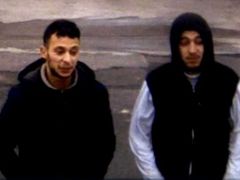 Salah Abdeslam (vlevo) na snímku, pořízením z videokamery na čerpací stanici několik hodin po útoku v Paříži.