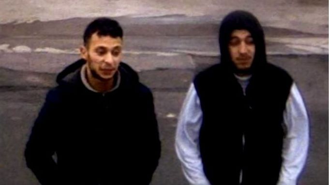 Salah Abdeslam (vlevo) na snímku, který bezpečnostní kamery pořídily den po útocích v Paříži.