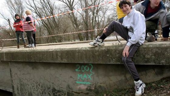 Most přes Dyji: zápas s kládou