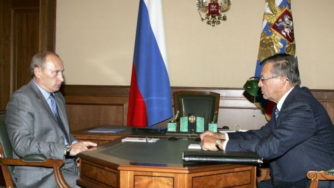 Prezident a jeho premiér na schůzce v Soči. Vladimir Putin a Viktor Zubkov.