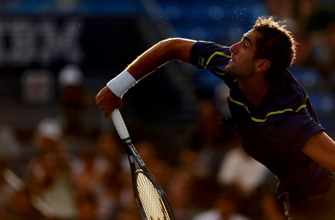 Chorvatský tenista Marin Čilič odpaluje míček proti Britovi Andymu Murraymu na US Open 2012.