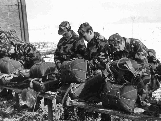 Výsadkáři 7. výsadkového pluku z Holešova se připravují k seskokům.